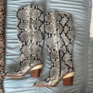 Gianni Bini Snakeskin Size 9M Boots